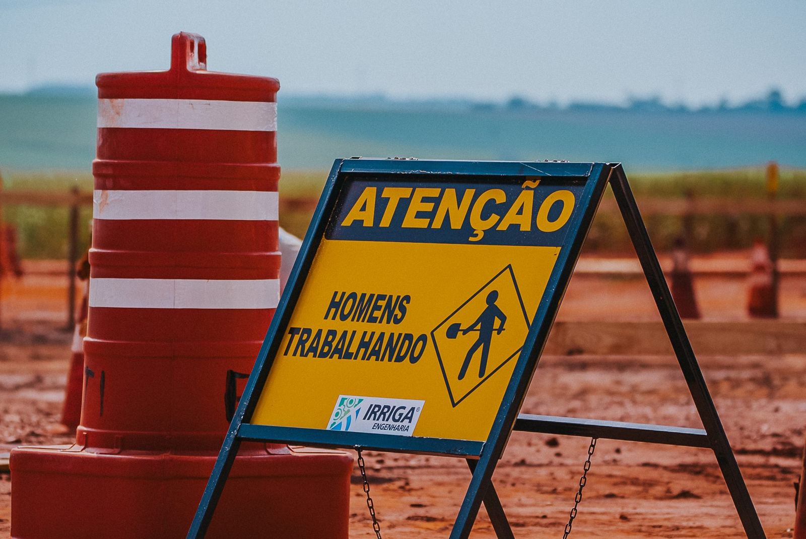 Sinalização de segurança Atenção Homens Trabalhando em obra da IRRIGA ENGENHARIA