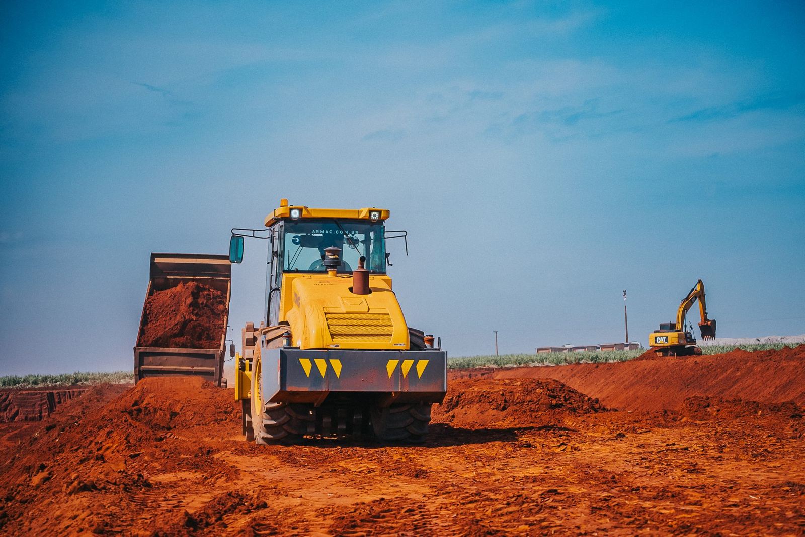 Rolo compactador em obra de terraplanagem